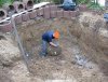 Tellermine und Betonreste werden im Teich vergraben.JPG